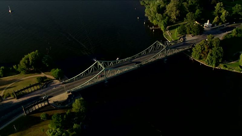 Archivo:996287208-puente-glienicke-zehlendorf-havel-potsdam.jpg