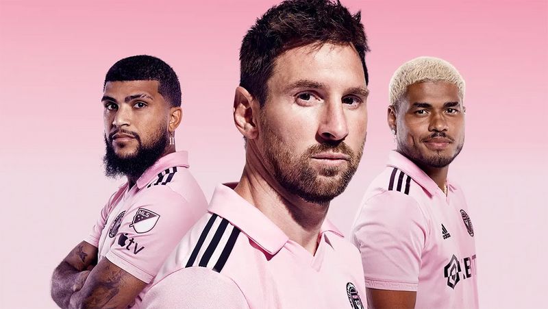 Archivo:Yedlin, Messi, y Martinez.jpeg