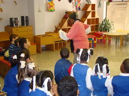 Haydee narra en biblioteca.jpg