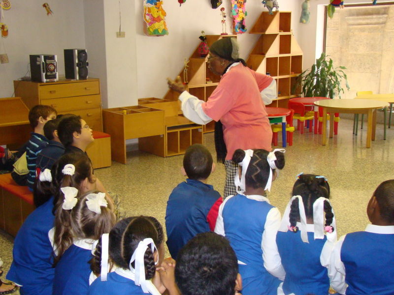 Archivo:Haydee narra en biblioteca.jpg