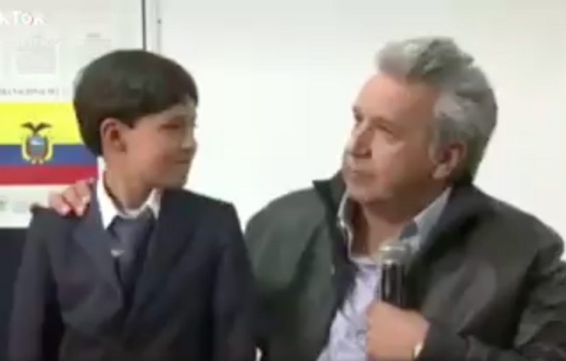 Archivo:Lenin Moreno, con niño.png