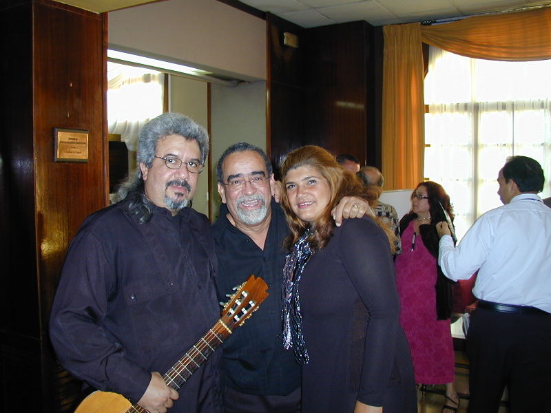 Archivo:Dúo Darias con Andy Montañez.jpg