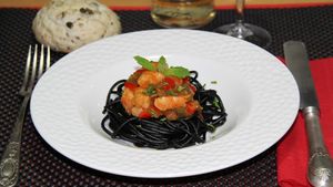 Espaguetis negros con langostinos y sofrito de verduras.jpg