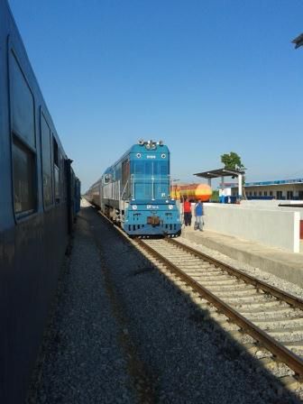 Archivo:Cruce de trenes.jpg