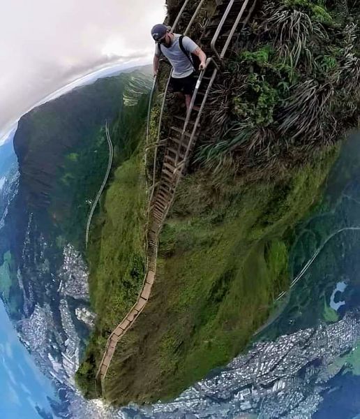 Archivo:Escalera al cielo Hawaii.jpg