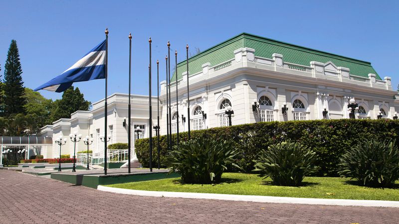 Archivo:FOTO CAPRES fachada y bandera.jpg