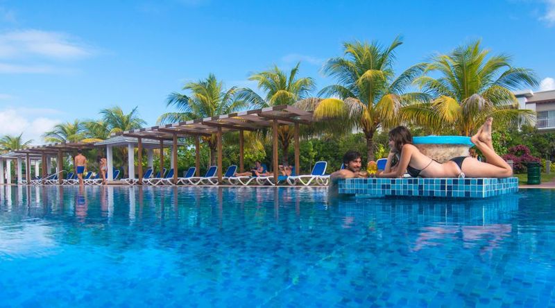 Archivo:Piscina-hotel-playa-cayo-santa-maria-piscina1.jpg
