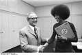 Angela Davis y Erich Honecker 1972..jpg