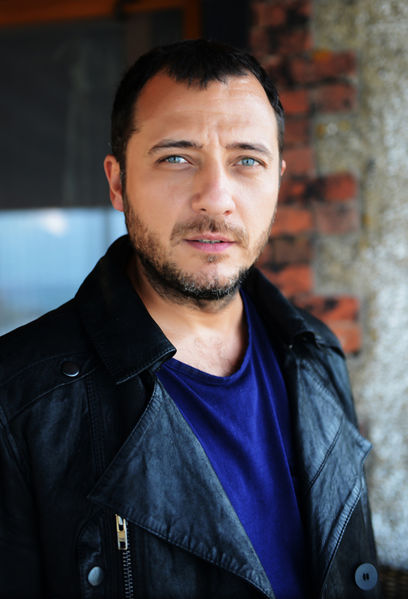 Archivo:Yiğit Özşener.jpg