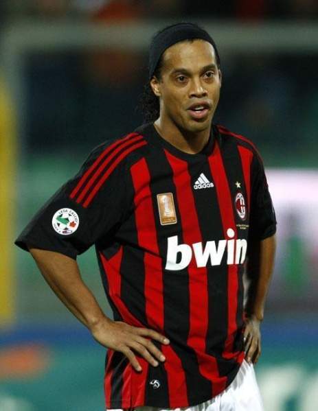 Archivo:Ronaldinho milan.jpg