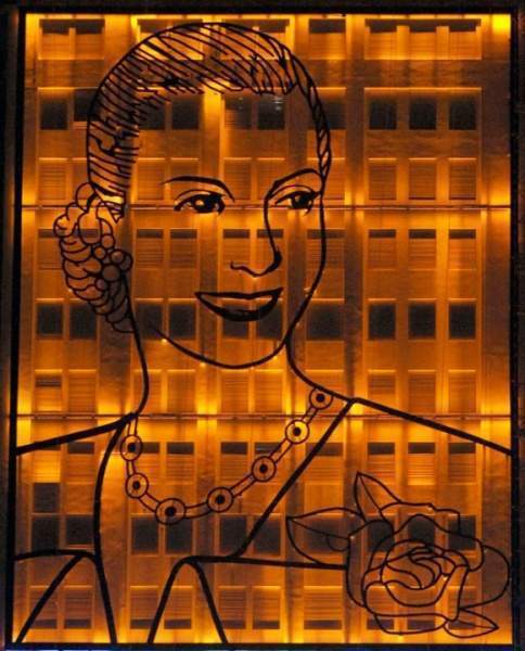 Archivo:Eva-peron-argentina portada-edificio.jpg