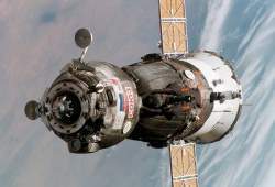 La cápsula Soyuz TMA-6 en el espacio..jpg