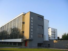 Edificio de la bauhaus.jpg