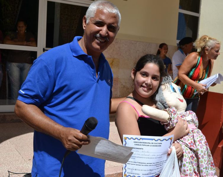 Archivo:Niña con Muñeca.jpg.jpg
