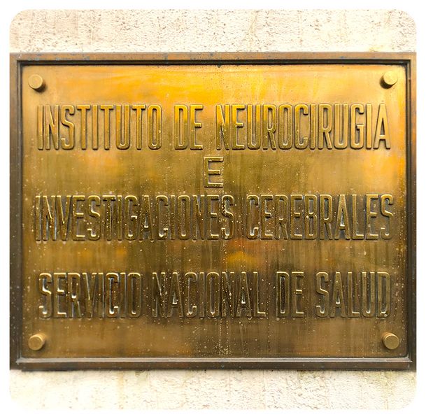Archivo:Placa Instituto de neurocirugía.jpg