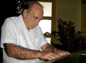 Miguel Angel Estrella (n. 1940) tocando el piano en La Habana. Foto en la revista La Jiribilla.png