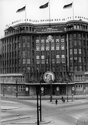 Bundesarchiv Bild 183-12480-0002, Berlin, 'Haus des Zentralkommitees der SED'.jpg