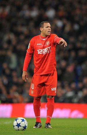 Luis fabiano vistiendo la camiseta de visitante del Sevilla.jpg