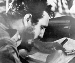 Fidel-firma-la-1ra-ley-revolucionaria-la-ley-de-Reforma-Agraria-el-17-de-mayo-de-1959.jpg