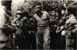 Fidel Castro con las combatientes del peloton Mariana Grajales (1958), con Fidel Vargas, Paco Cabrera Pupo y Marcelo Verdecia.jpg