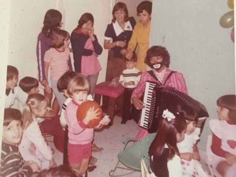 Archivo:Cepillin con niños.jpg