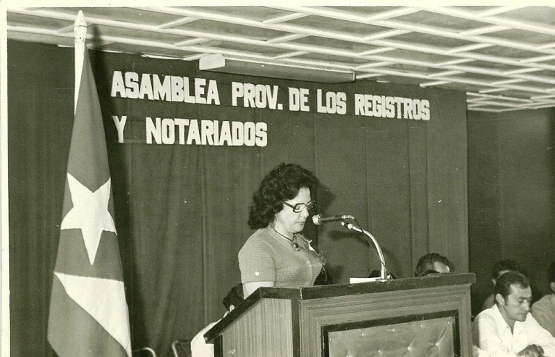 Archivo:Finita presidiendo una asamblea.JPG