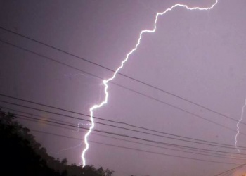 Rayo-tormenta-eléctrica-01-foto-abelrojas.JPG