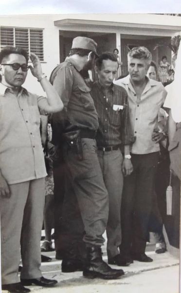 Archivo:Con el Cdte en Jefe Fidel en acto de solidaridad.jpeg