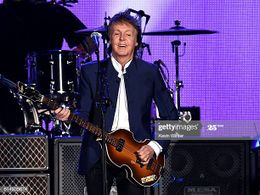 Paul McCartney toca el bajo (recital en Indio, California, 15 de octubre de 2016).jpg