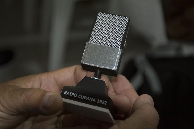 Archivo:Distincion Microfono radio.jpg
