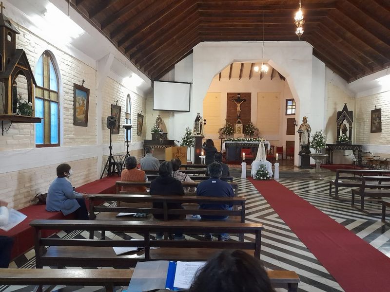 Archivo:Interior iglesia Catapilco.jpg