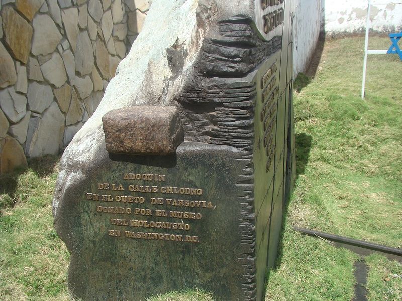 Archivo:Costado del monumento al holocausto.JPG