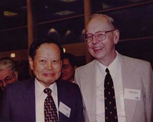 Chen Ning Yang y Robert Mills.jpg