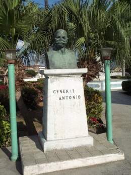 Busto de antonio maceo.jpg