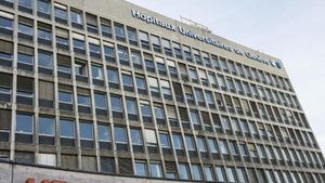 Fachada hospital universitario de ginebra.jpg