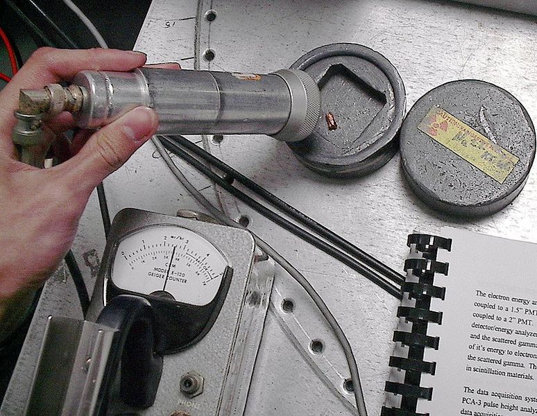 Archivo:Geiger counter in use.jpg