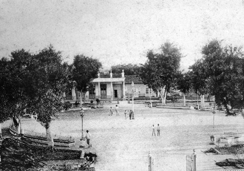 Archivo:Holguín, Parque Calixto García, 1910.jpg