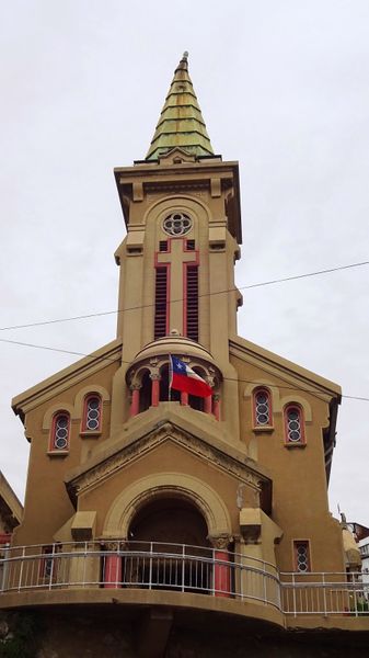 Archivo:Fachada Capilla del Carmen Valparaiso.JPG
