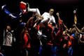 Reynier Enrique aupado por sus compañeros tras ganar la medalla de oro en espada de los Juegos Centroamericanos y del Caribe de Barranquilla 2018