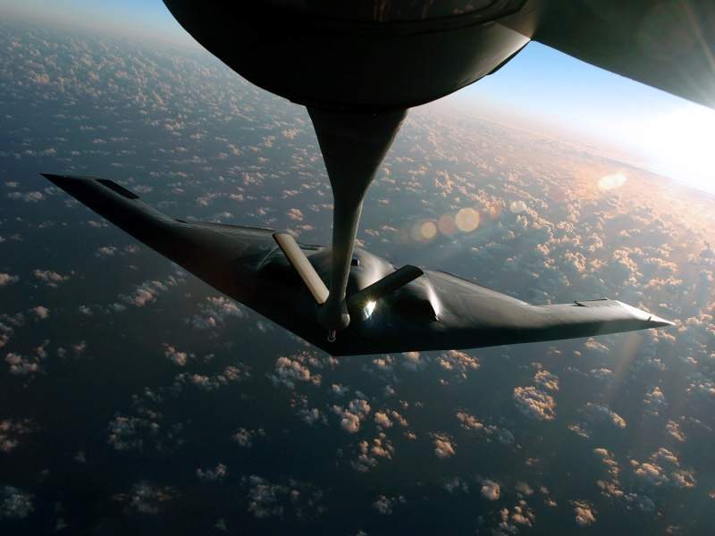 Archivo:B-2 Spirit Fill-Up.jpg