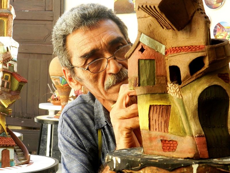 Archivo:Artesano artista Ramón Guerra López, un creador que distingue por su creatividad constante, imaginación y habilidades.jpg