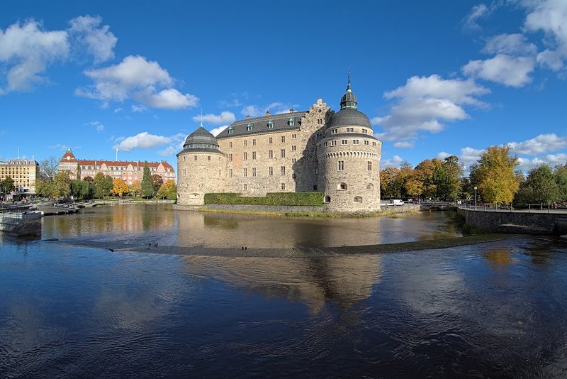 Archivo:Castillo-orebro.jpg