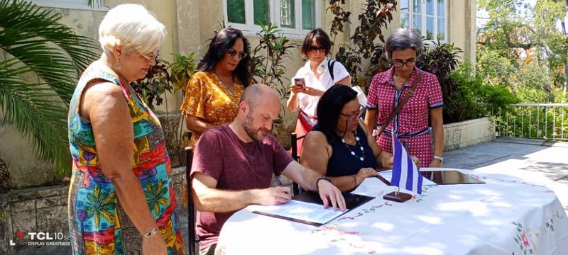 Archivo:Firma del Convenio Hemingway.jpg