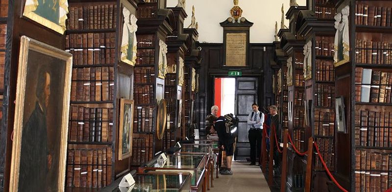 Archivo:Interior biblioteca.jpg