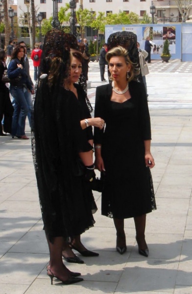 Archivo:Semana Santa Sevilla Mantilla.JPG