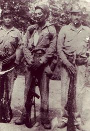 Juan Olivera Hernández (en el centro) con dos compañeros, en 1959.jpg