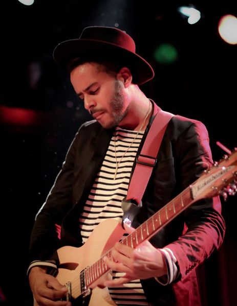 Archivo:Twin Shadow.jpg