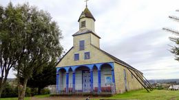 Iglesia Nuestra Señora de Lourdes e Llau Llao, Chiloé.JPG
