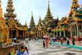 Fieles-rezando-pagoda-Shwedagon.JPG