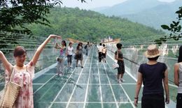 Noticia-5544-puente cristal china 4.jpg
